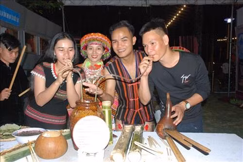 Biểu diễn hát múa tập thể trong ngày khai mạc. Ảnh: K GỬIH -TTXVN Trao cờ lưu niệm cho các đoàn tham dự liên hoan trong lễ khai mạc. Ảnh: K GỬIH -TTXVN Đại biểu tham quan các gian trưng bày sản phẩm dân tộc truyền thống trong ngày khai mạc. Ảnh: K GỬIH -TTXVN Biểu diễn múa dân tộc truyền thống trong ngày khai mạc. Ảnh: K GỬIH -TTXVN