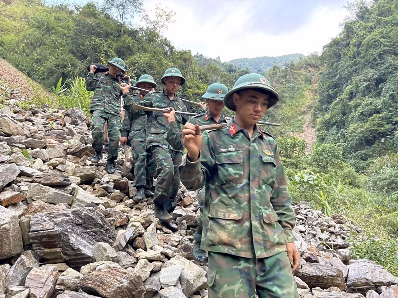 Lai Châu đồng loạt ra quân giải tỏa các bãi khai thác vàng trái phép ảnh 4