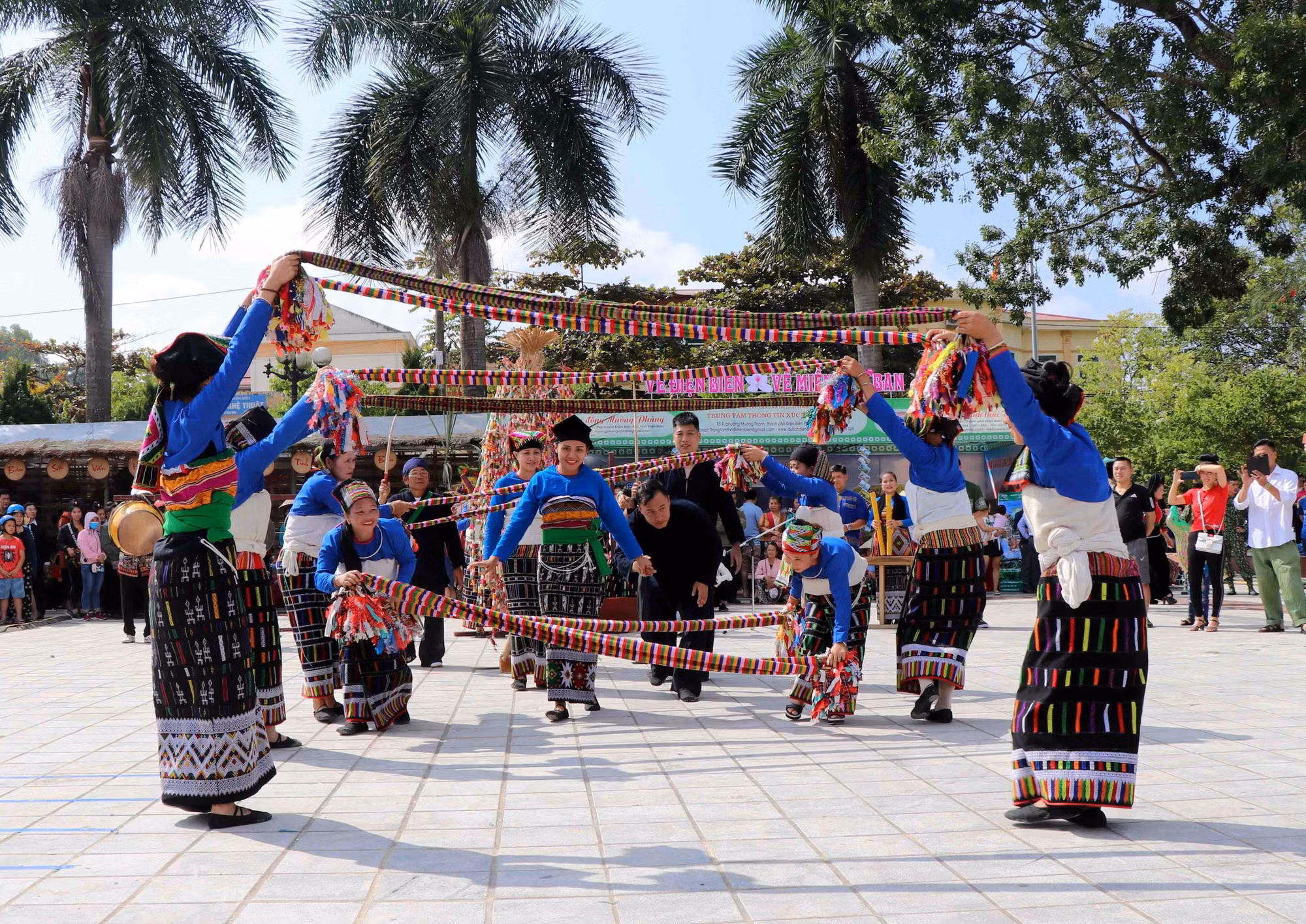 Nghệ thuật Xòe Thái - Di sản văn hóa phi vật thể đại diện của nhân loại ảnh 6 Nghệ thuật Xòe Thái - Di sản văn hóa phi vật thể đại diện của nhân loại ảnh 6