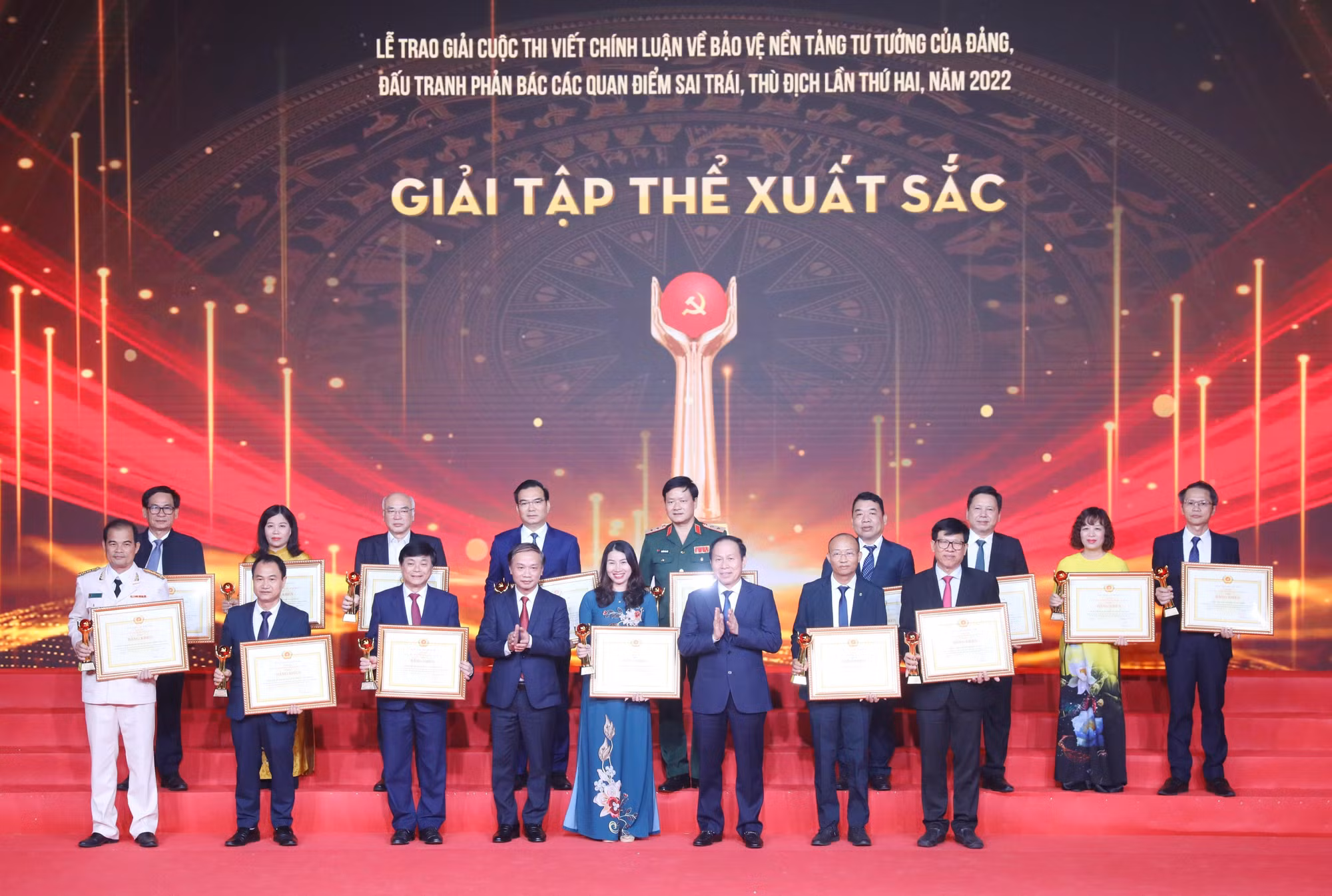 Trao giải Cuộc thi viết chính luận về bảo vệ nền tảng tư tưởng của Đảng, đấu tranh phản bác các quan điểm sai trái, thù địch ảnh 4