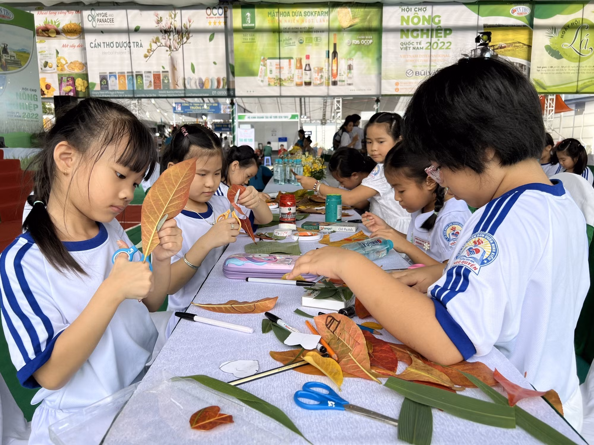 Đắm mình trong văn hóa ẩm thực, nghệ thuật dân gian tại "Ngày hội lá” ảnh 3