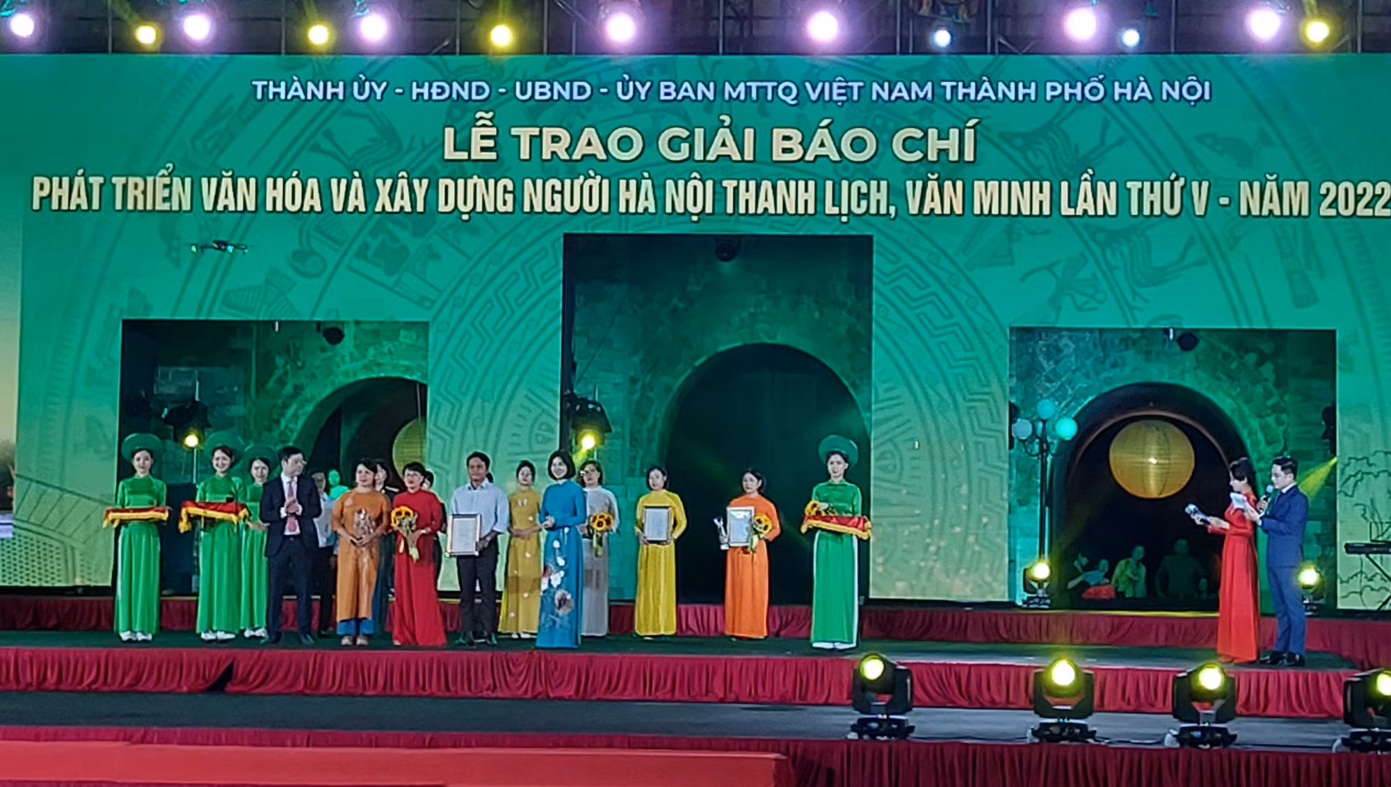 Trao Giải báo chí về Phát triển văn hóa và xây dựng người Hà Nội thanh lịch, văn minh lần thứ V - năm 2022 ảnh 2