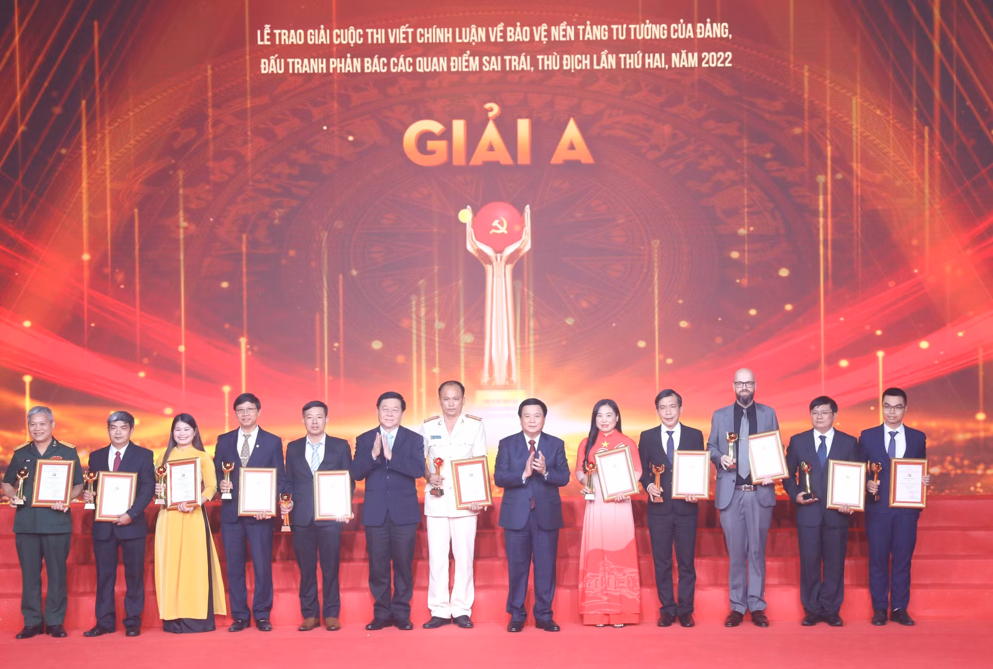 Trao giải Cuộc thi viết chính luận về bảo vệ nền tảng tư tưởng của Đảng, đấu tranh phản bác các quan điểm sai trái, thù địch ảnh 7