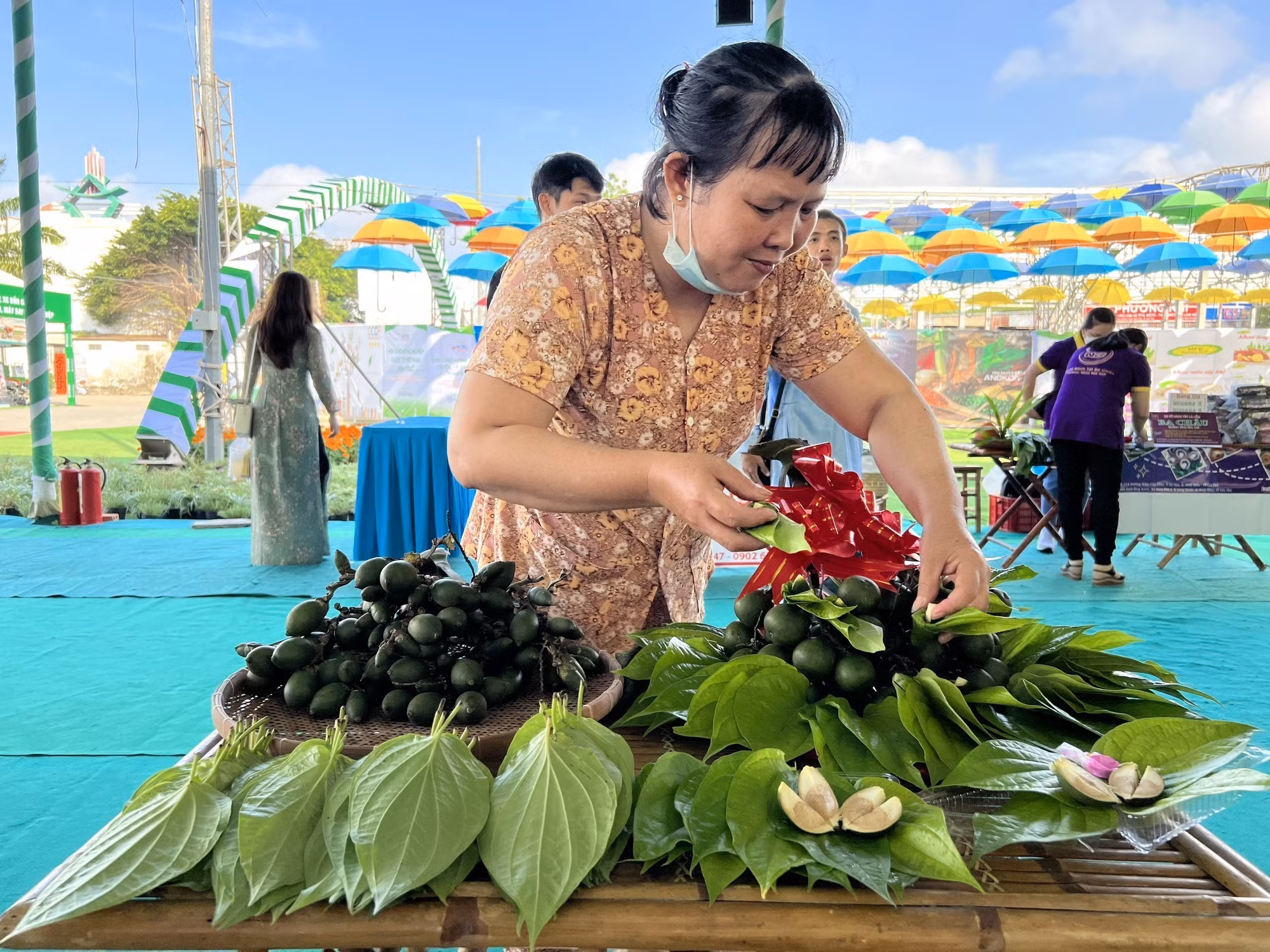 Đắm mình trong văn hóa ẩm thực, nghệ thuật dân gian tại "Ngày hội lá” ảnh 2