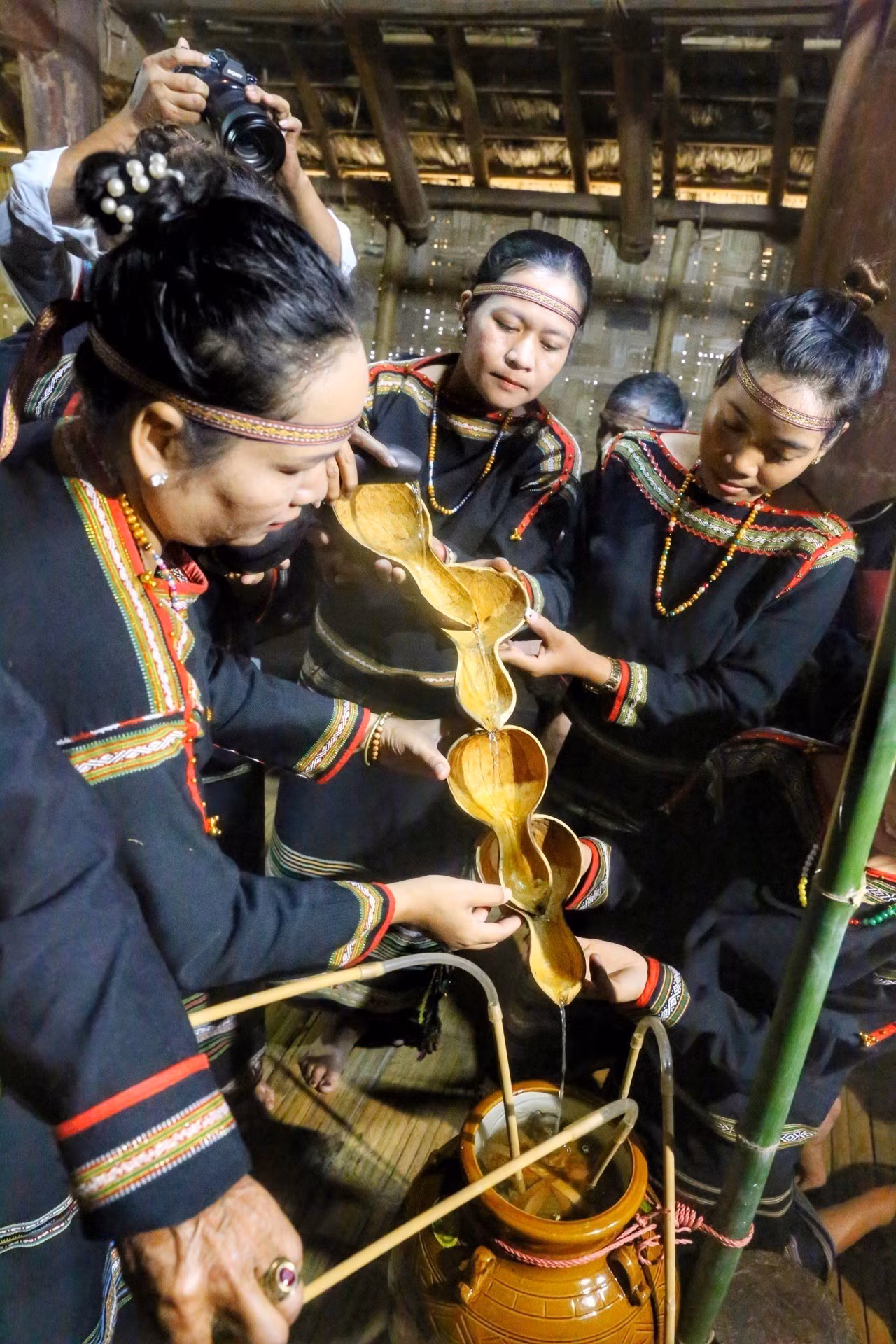 Tái hiện Lễ kết nghĩa Mẹ - Con của dân tộc Êđê ảnh 1
