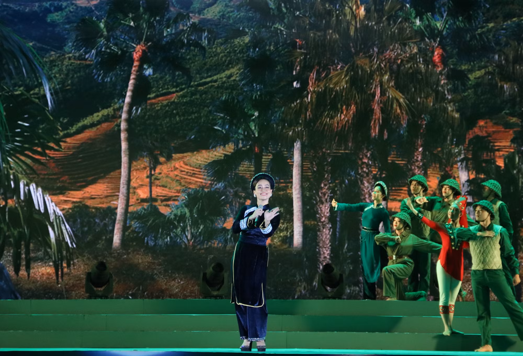 Đặc sắc chương trình nghệ thuật "Khúc quân ca vang mãi" ảnh 2