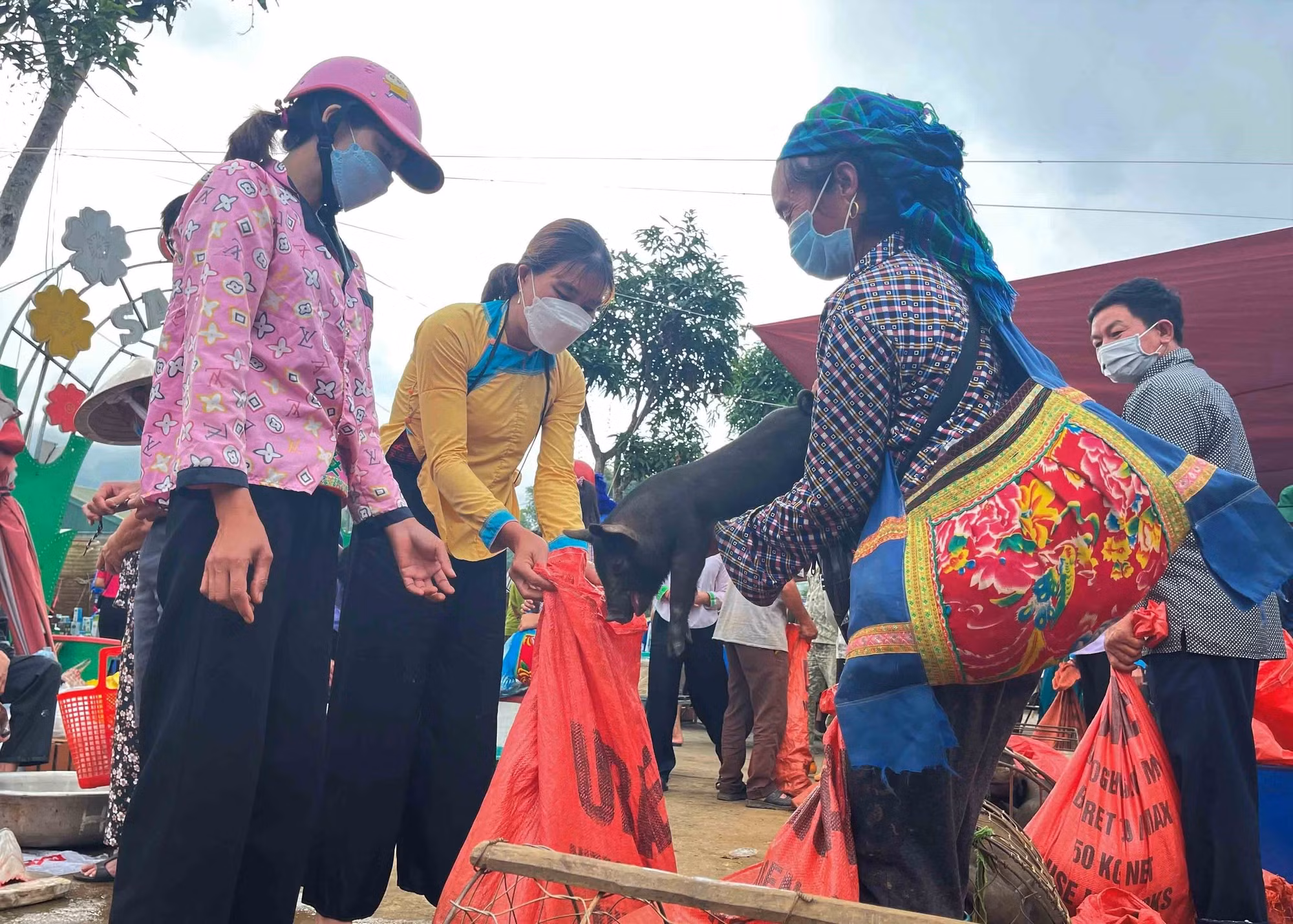 Lai Châu: Chợ phiên góp phần gìn giữ nét văn hóa dân tộc ảnh 11