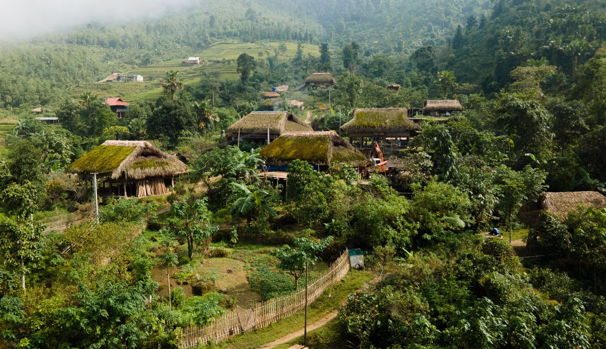 Độc đáo những mái nhà rêu phong nép mình trên dãy Tây Côn Lĩnh ảnh 5