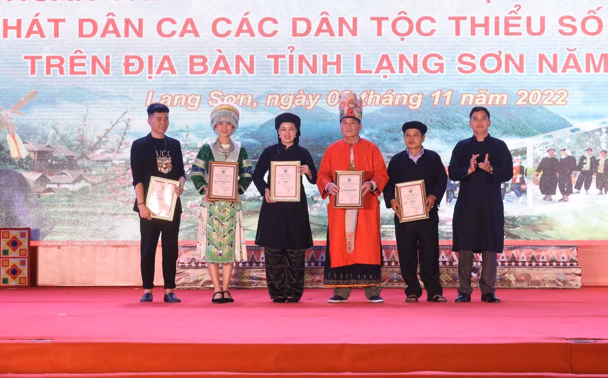 Tôn vinh giá trị văn hóa, vẻ đẹp trang phục truyền thống, làn điệu dân ca các dân tộc tỉnh Lạng Sơn ảnh 7