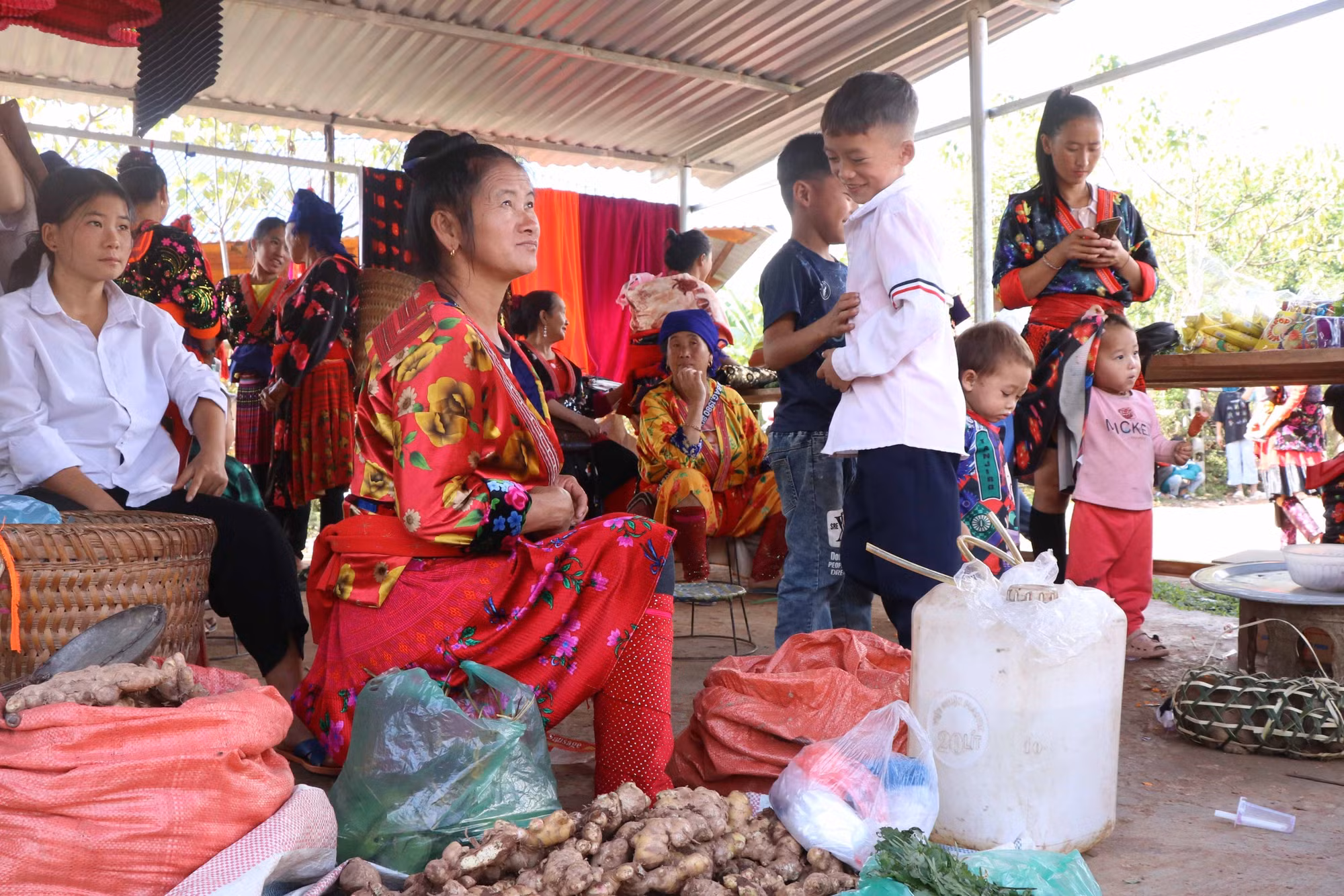 Sắc màu chợ phiên vùng cao Phìn Hồ (Điện Biên) ảnh 7