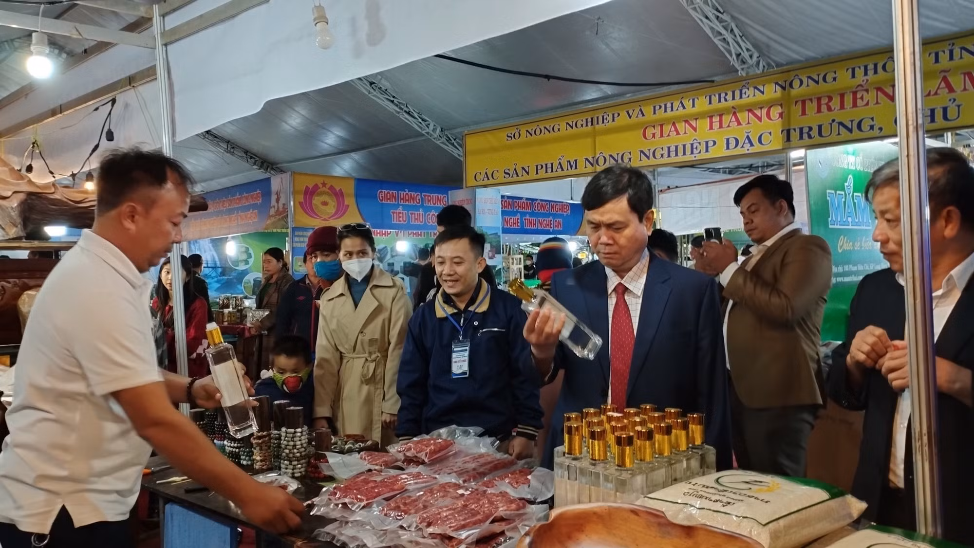 Khai mạc Hội chợ công thương và sản phẩm OCOP tại Kon Tum ảnh 2