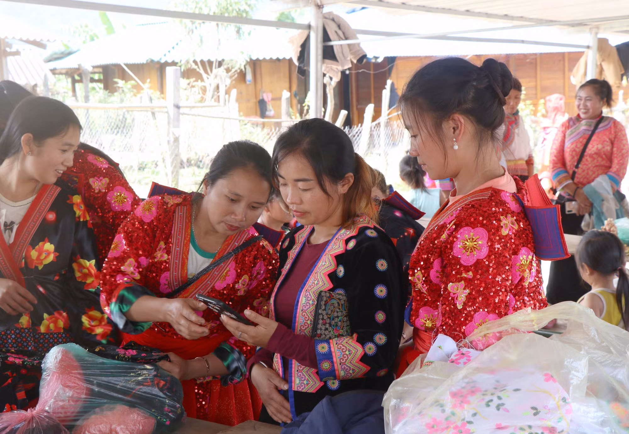 Sắc màu chợ phiên vùng cao Phìn Hồ (Điện Biên) ảnh 8