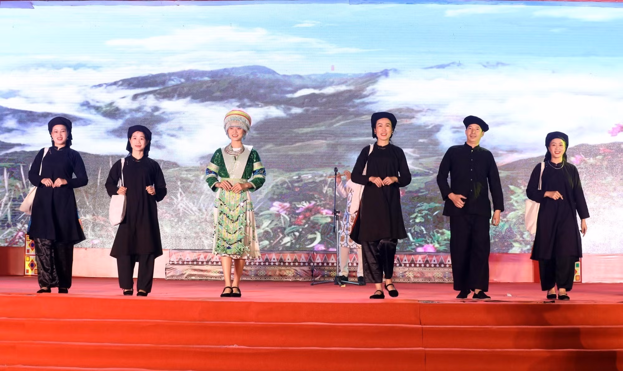 Tôn vinh giá trị văn hóa, vẻ đẹp trang phục truyền thống, làn điệu dân ca các dân tộc tỉnh Lạng Sơn ảnh 2