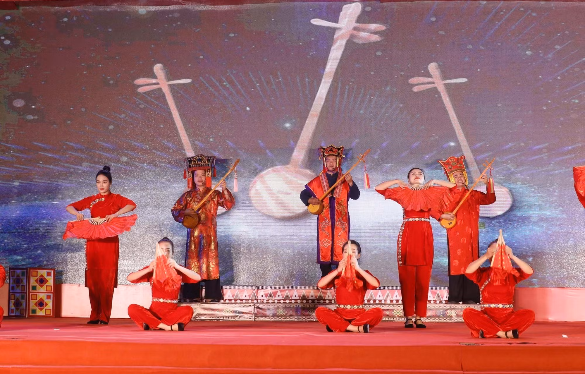 Tôn vinh giá trị văn hóa, vẻ đẹp trang phục truyền thống, làn điệu dân ca các dân tộc tỉnh Lạng Sơn ảnh 4