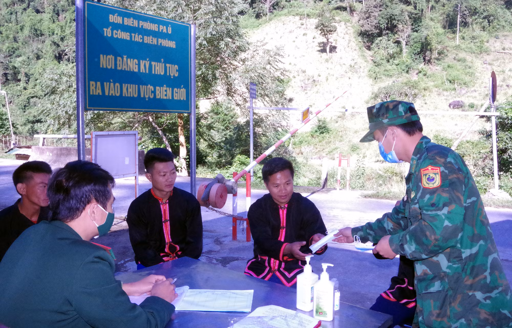 Phát huy vai trò người uy tín trong phòng chống dịch COVID-19 ảnh 4