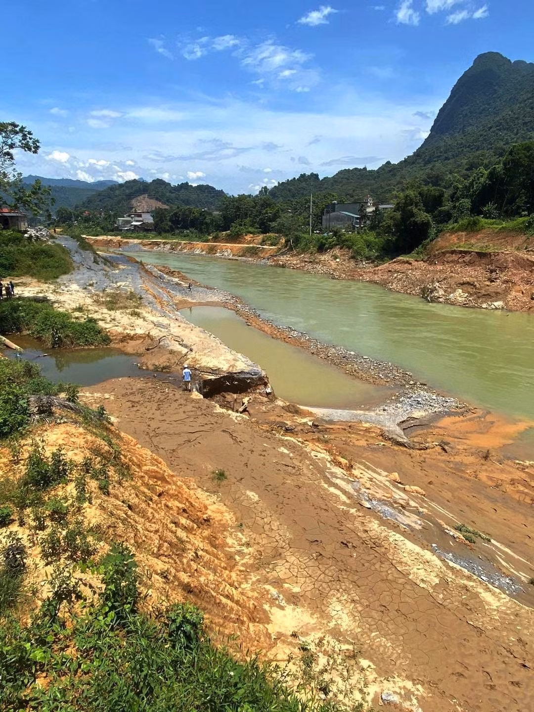 Tiềm ẩn tai nạn đuối nước từ sự mất an toàn tại Dự án kè bờ sông Miện, Hà Giang ảnh 2