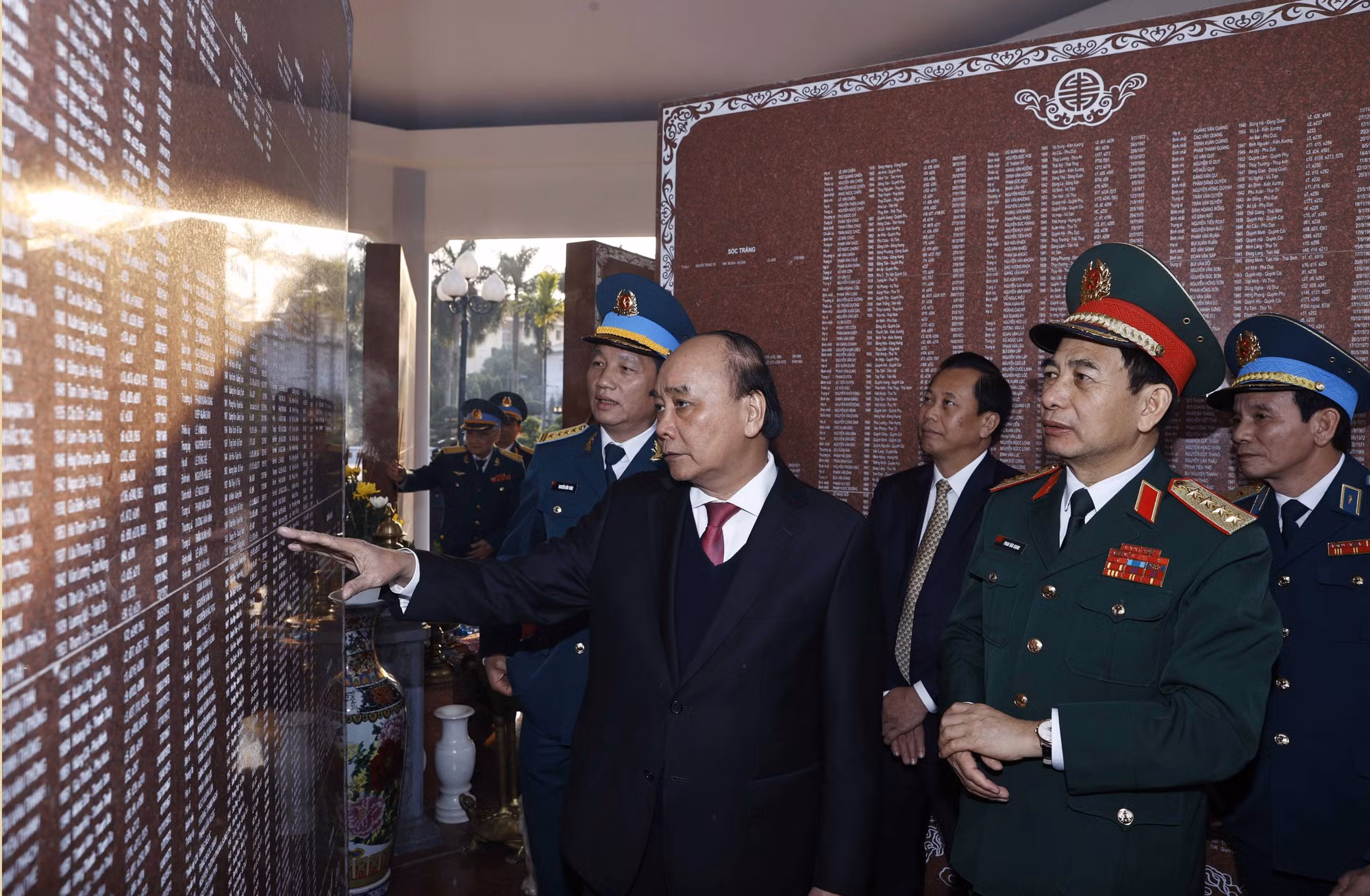 Chủ tịch nước Nguyễn Xuân Phúc dự Gặp mặt kỷ niệm 50 năm Chiến thắng “Hà Nội - Điện Biên Phủ trên không” ảnh 5