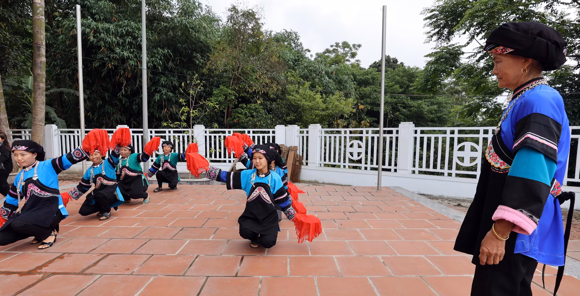 Người say mê gìn giữ văn hóa dân tộc Bố Y ảnh 5