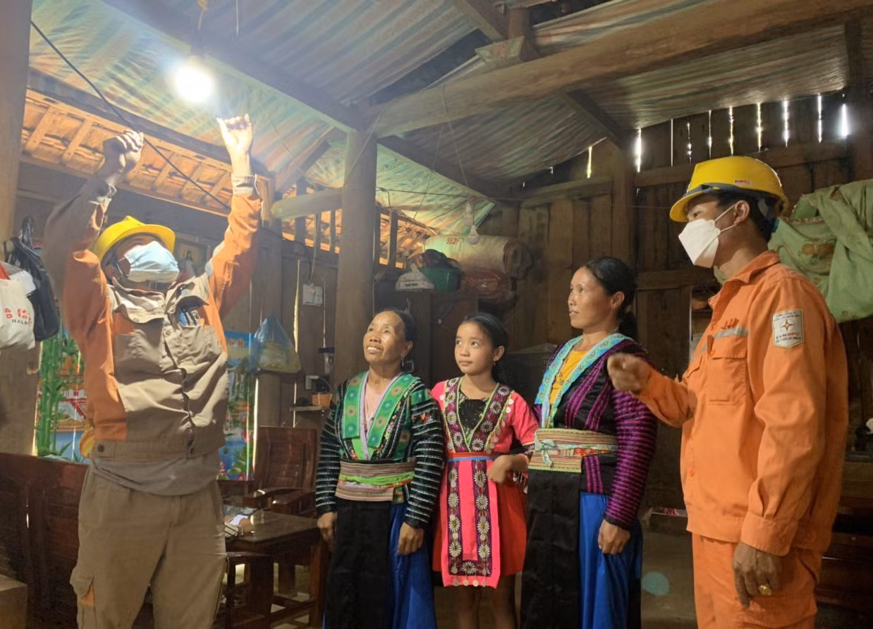 Mang mùa xuân về với đồng bào dân tộc ảnh 2