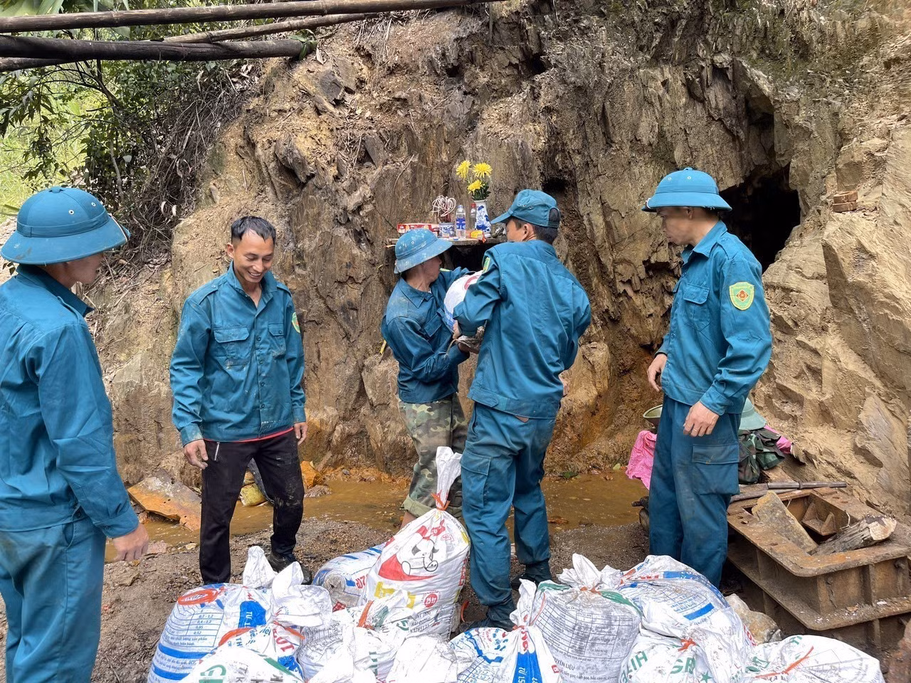 Lai Châu đồng loạt ra quân giải tỏa các bãi khai thác vàng trái phép ảnh 10