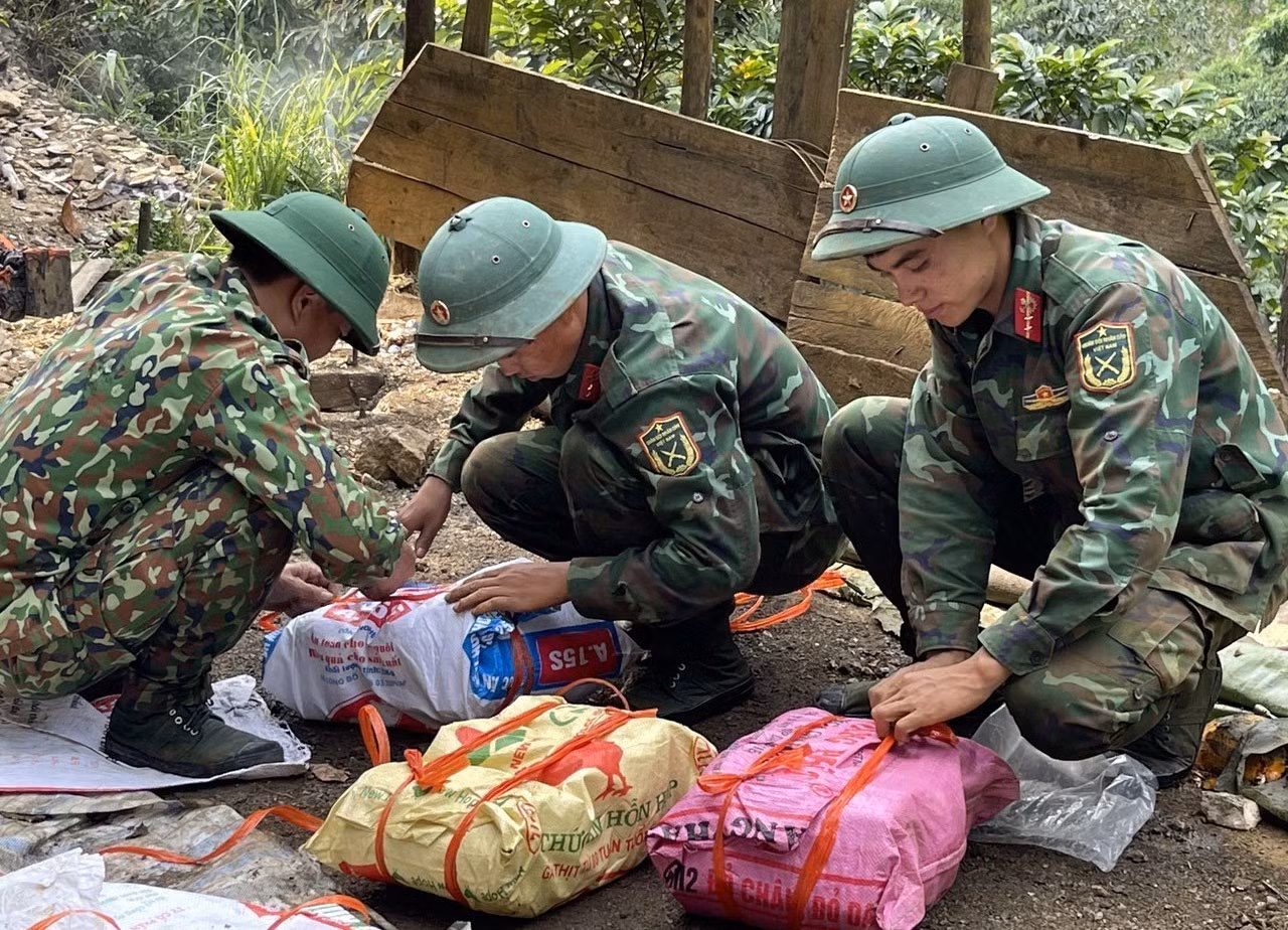 Lai Châu đồng loạt ra quân giải tỏa các bãi khai thác vàng trái phép ảnh 6