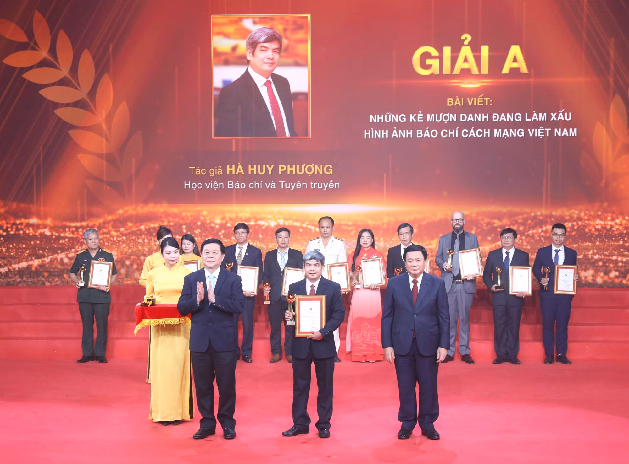 Trao giải Cuộc thi viết chính luận về bảo vệ nền tảng tư tưởng của Đảng, đấu tranh phản bác các quan điểm sai trái, thù địch ảnh 5