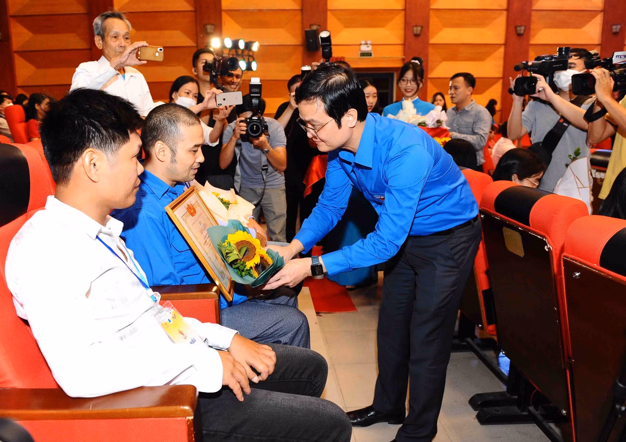 Tôn vinh 50 thanh niên khuyết tật tiêu biểu "Tỏa sáng nghị lực Việt" ảnh 4