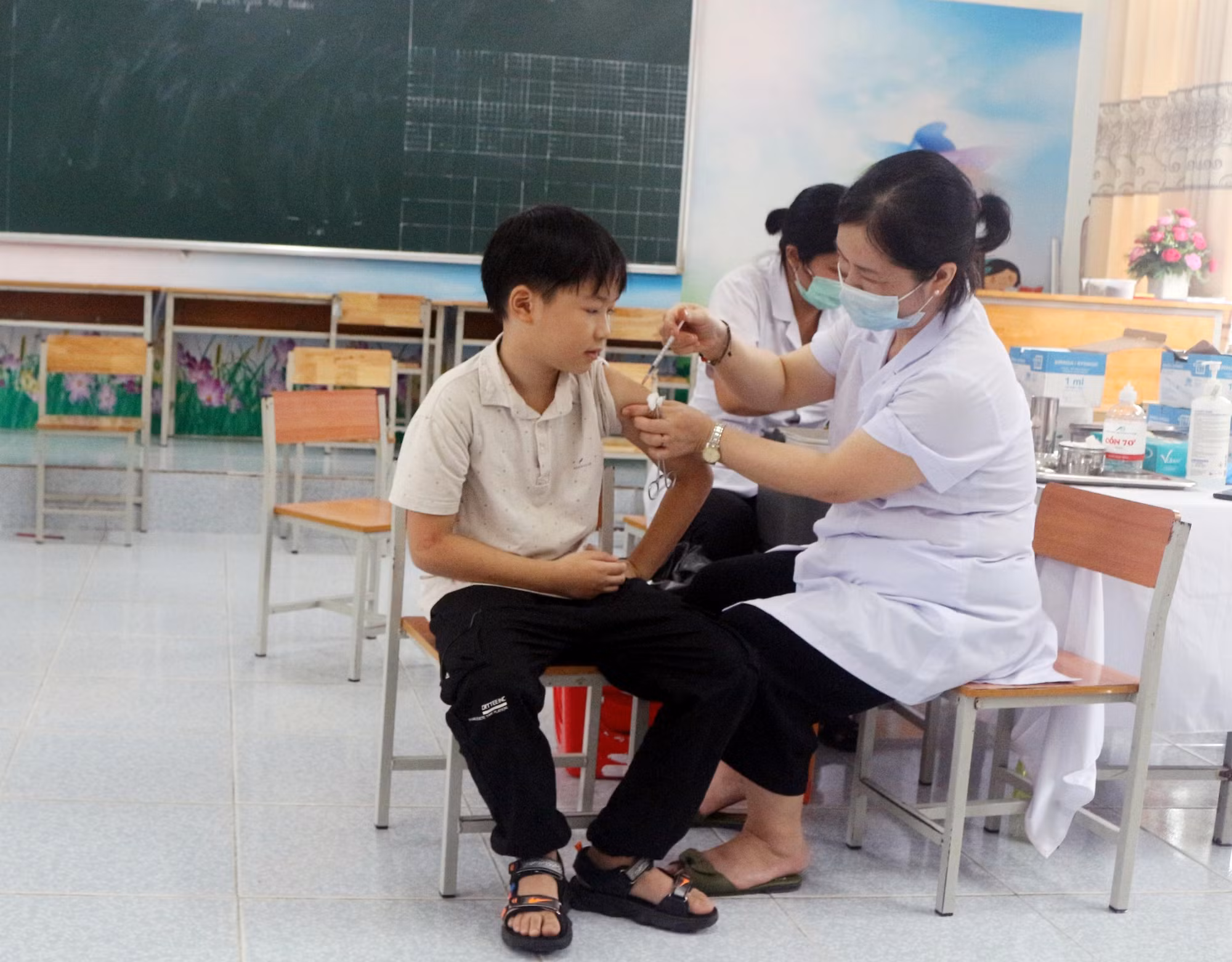 Bộ Y tế yêu cầu giám sát chặt chẽ dịch bệnh và đẩy nhanh tiêm vaccine COVID-19 ảnh 1