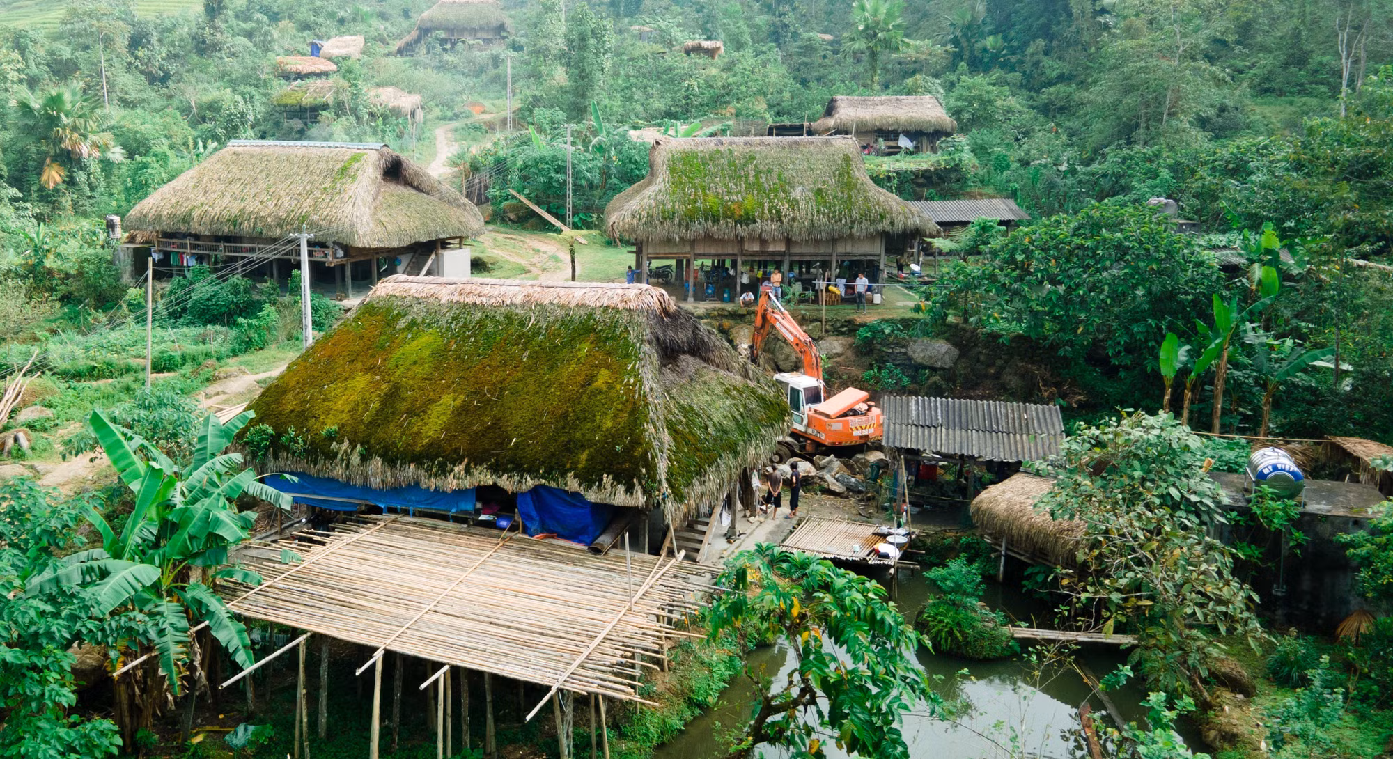Độc đáo những mái nhà rêu phong nép mình trên dãy Tây Côn Lĩnh ảnh 4
