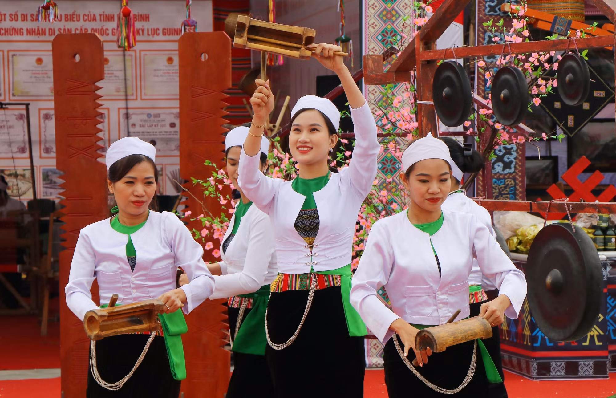 Trình diễn, giới thiệu trích đoạn lễ hội các dân tộc vùng Tây Bắc ảnh 19