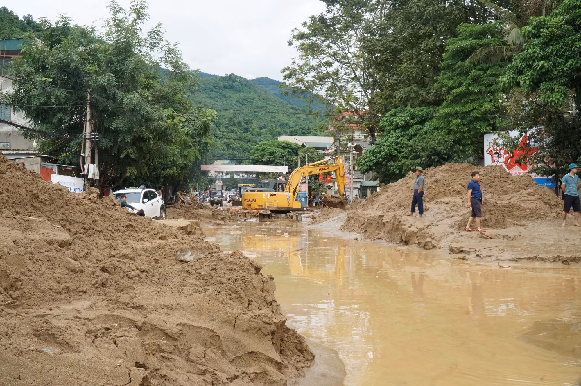 Mưa lũ làm 8 người chết với nhiều thiệt hại nghiêm trọng tại các địa phương ảnh 3