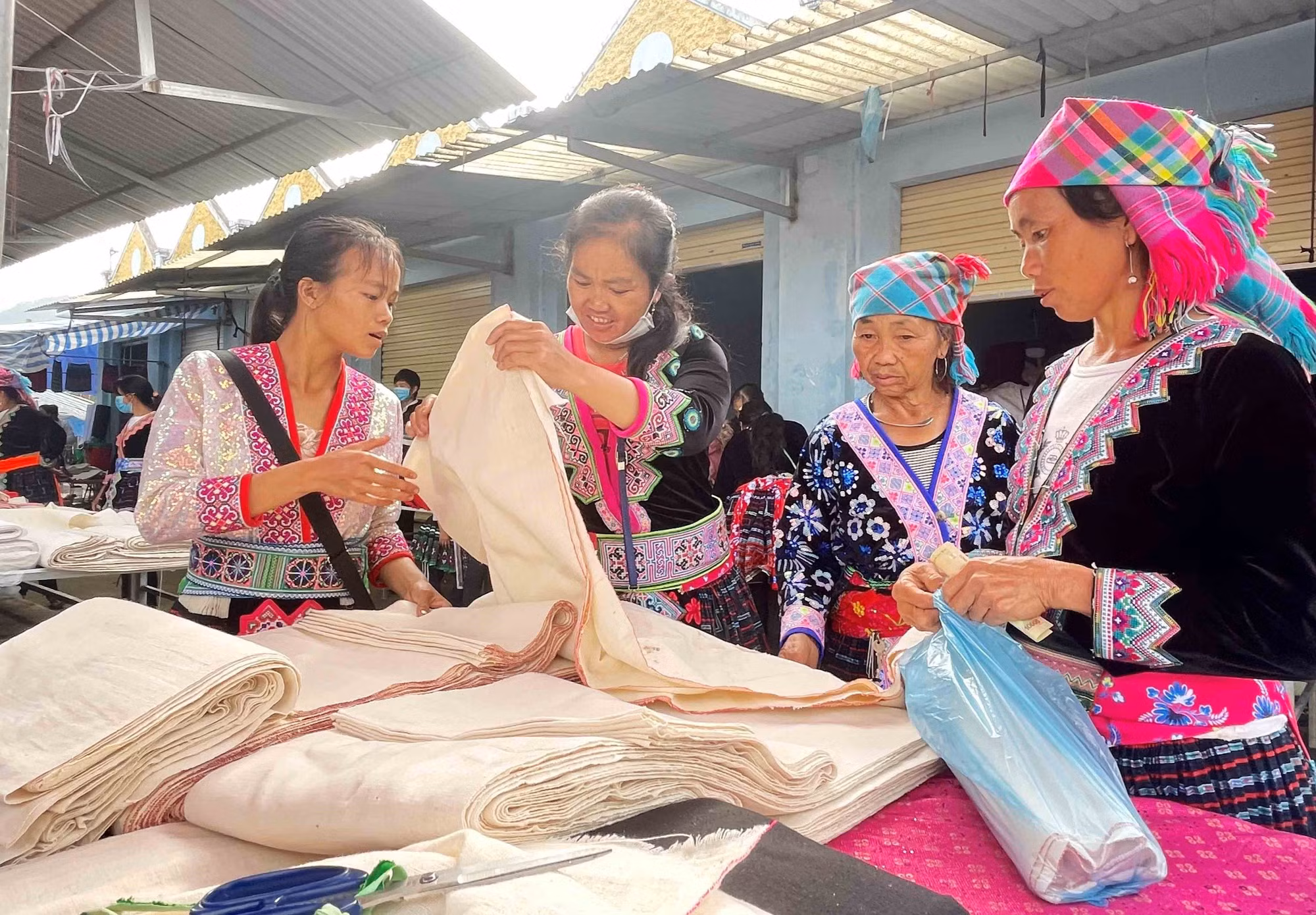 Lai Châu: Chợ phiên góp phần gìn giữ nét văn hóa dân tộc ảnh 1