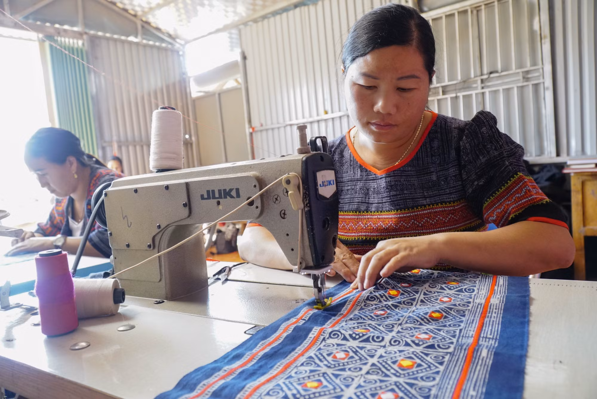 Điện Biên: Nghề thêu may trang phục dân tộc Mông ở biên giới Nậm Pồ ảnh 7