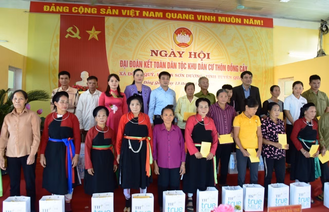 Đồng chí Nguyễn Đắc Vinh dự Ngày hội Đại đoàn kết tại huyện Sơn Dương ảnh 3