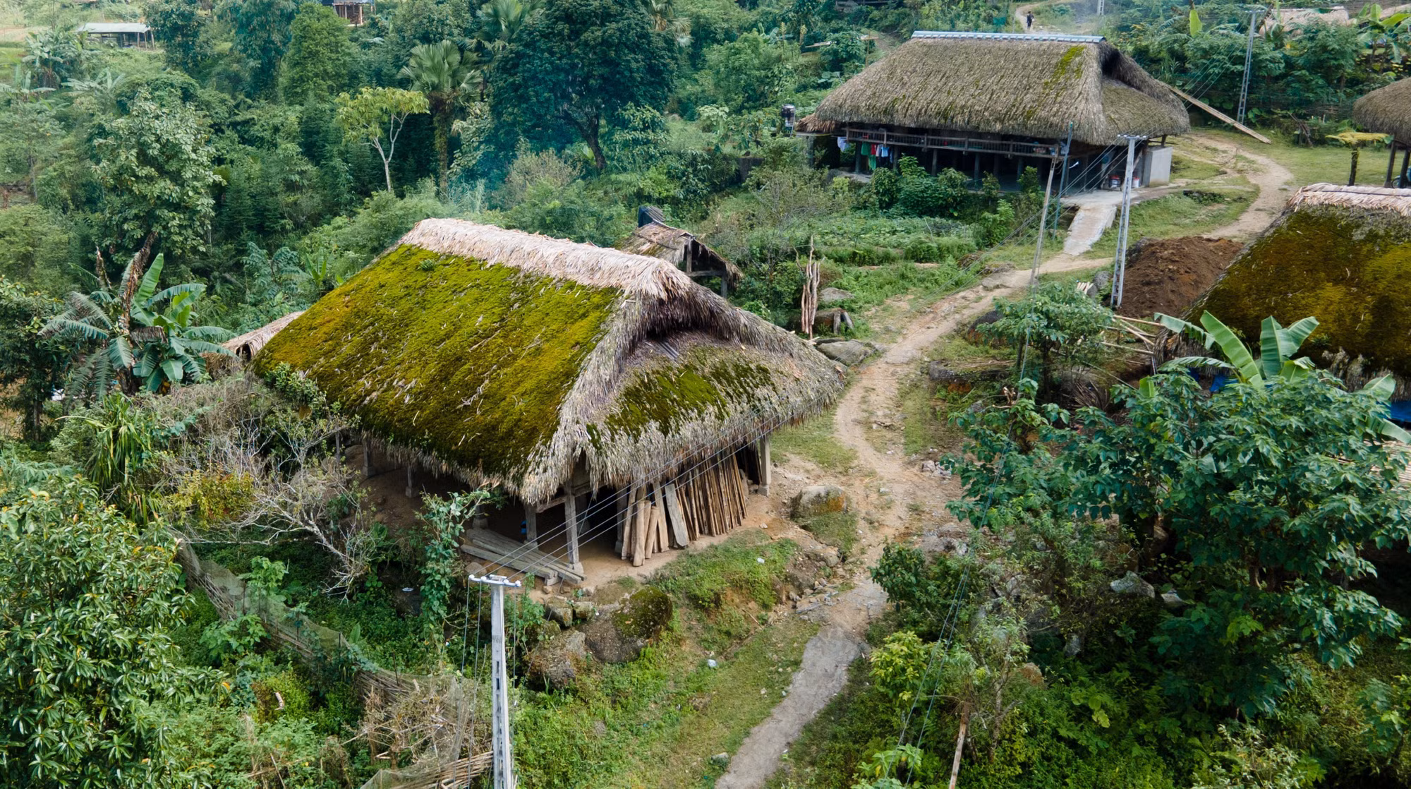 Độc đáo những mái nhà rêu phong nép mình trên dãy Tây Côn Lĩnh ảnh 6