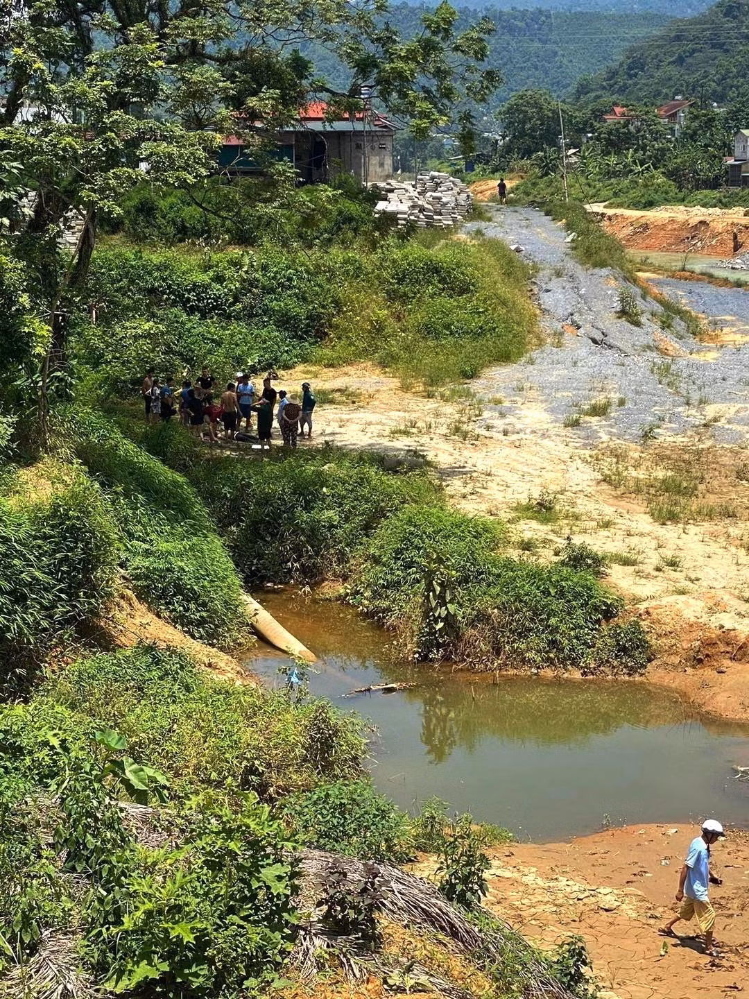 Tiềm ẩn tai nạn đuối nước từ sự mất an toàn tại Dự án kè bờ sông Miện, Hà Giang ảnh 1