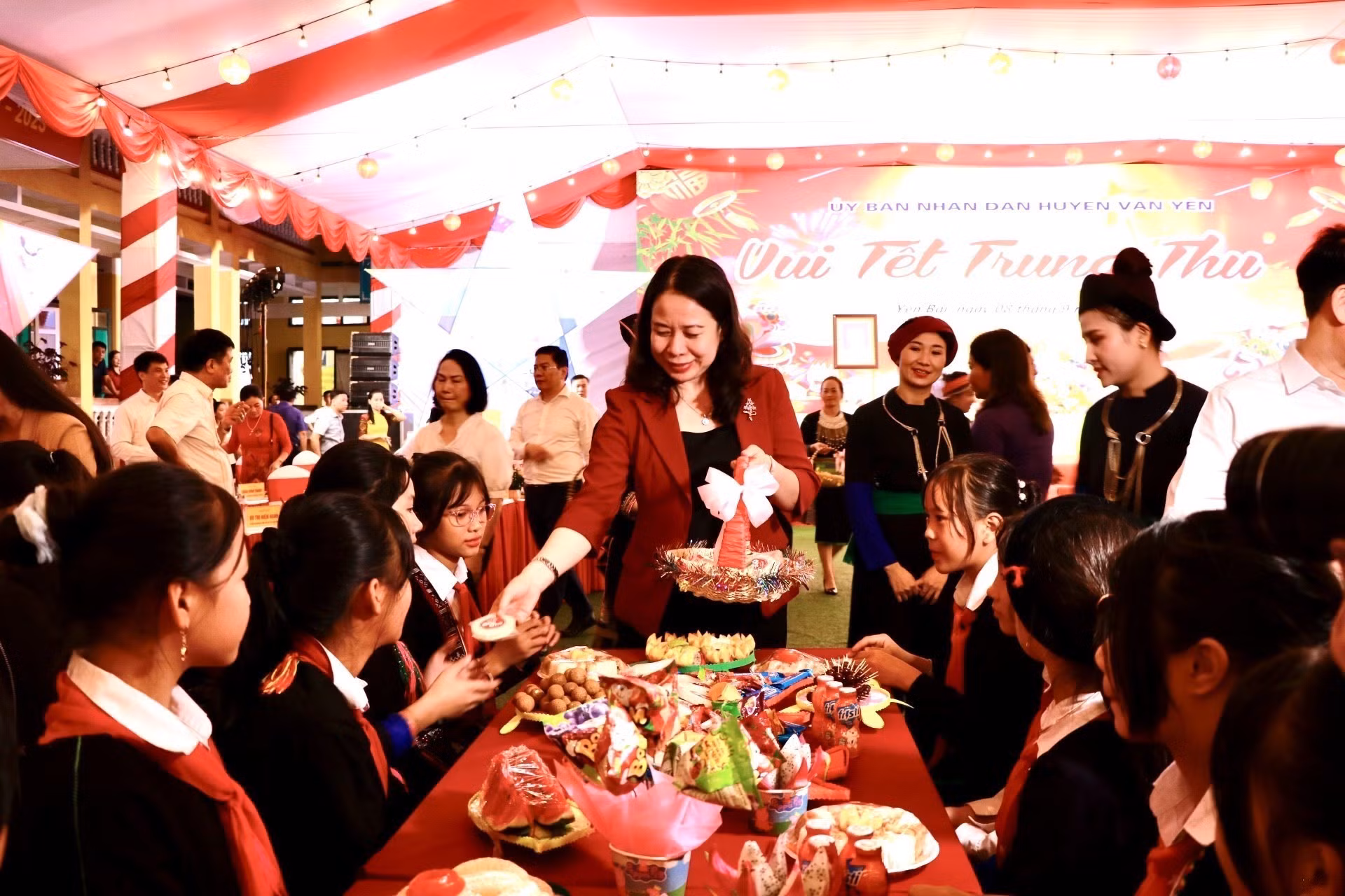 Phó Chủ tịch nước Võ Thị Ánh Xuân vui Tết Trung thu với học sinh tại huyện Văn Yên (Yên Bái) ảnh 1