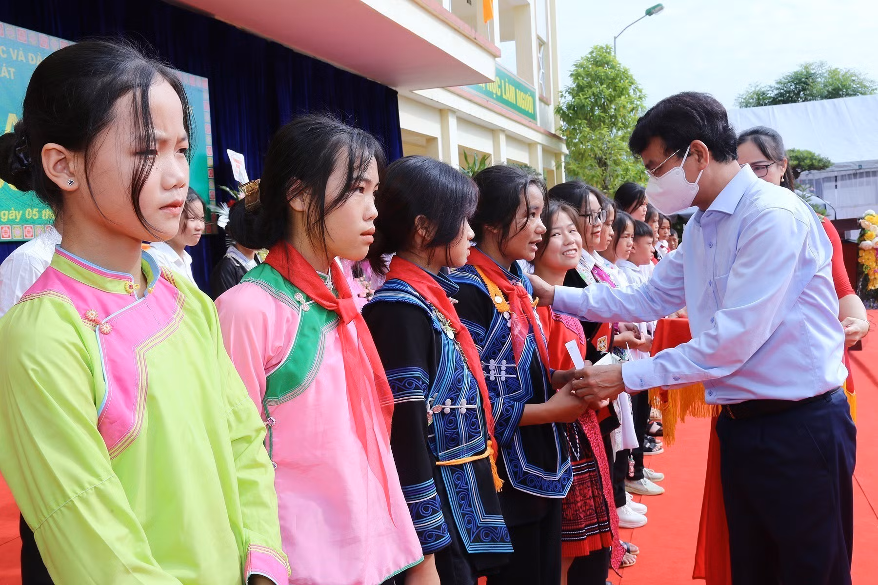 Học sinh cả nước nô nức đến trường khai giảng năm học mới 2022-2023 ảnh 5