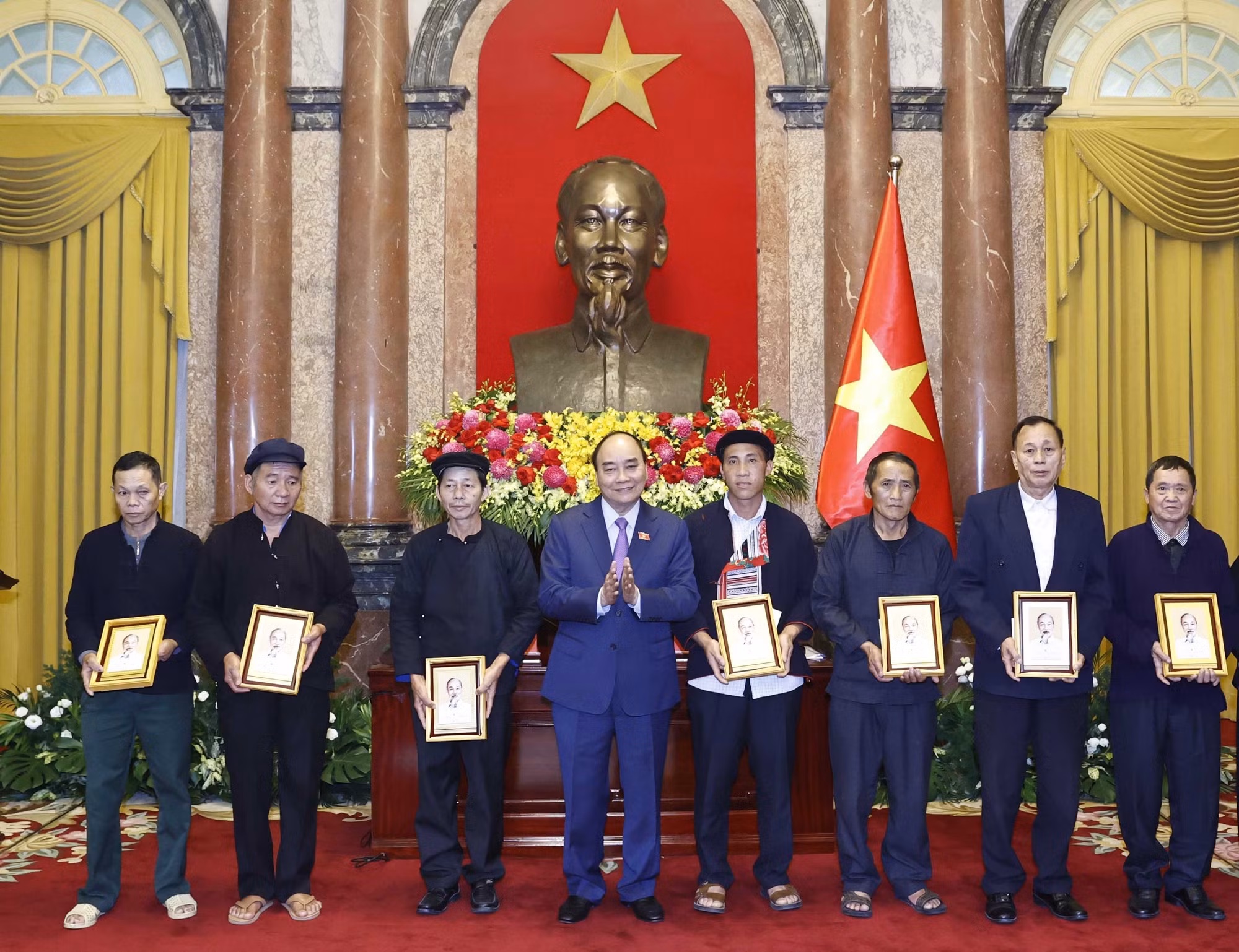 Chủ tịch nước gặp mặt đại biểu người có uy tín tiêu biểu tỉnh Hà Giang ảnh 4