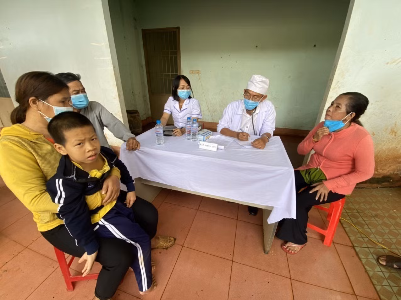 Bình Phước: Khám bệnh, phát thuốc, tặng quà miễn phí cho người nghèo ảnh 1