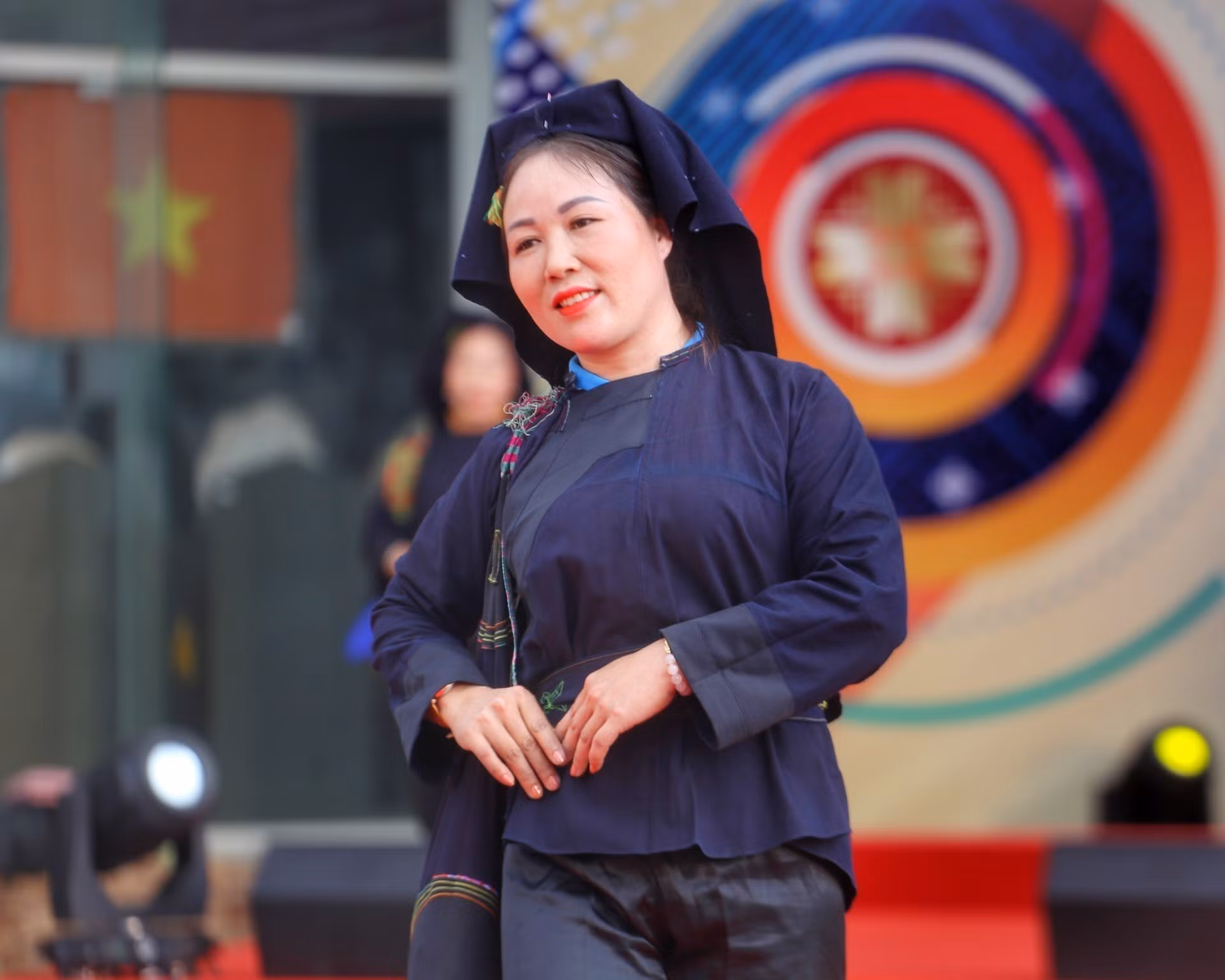 Liên hoan trình diễn trang phục truyền thống các dân tộc thiểu số khu vực phía Bắc lần thứ nhất ảnh 10