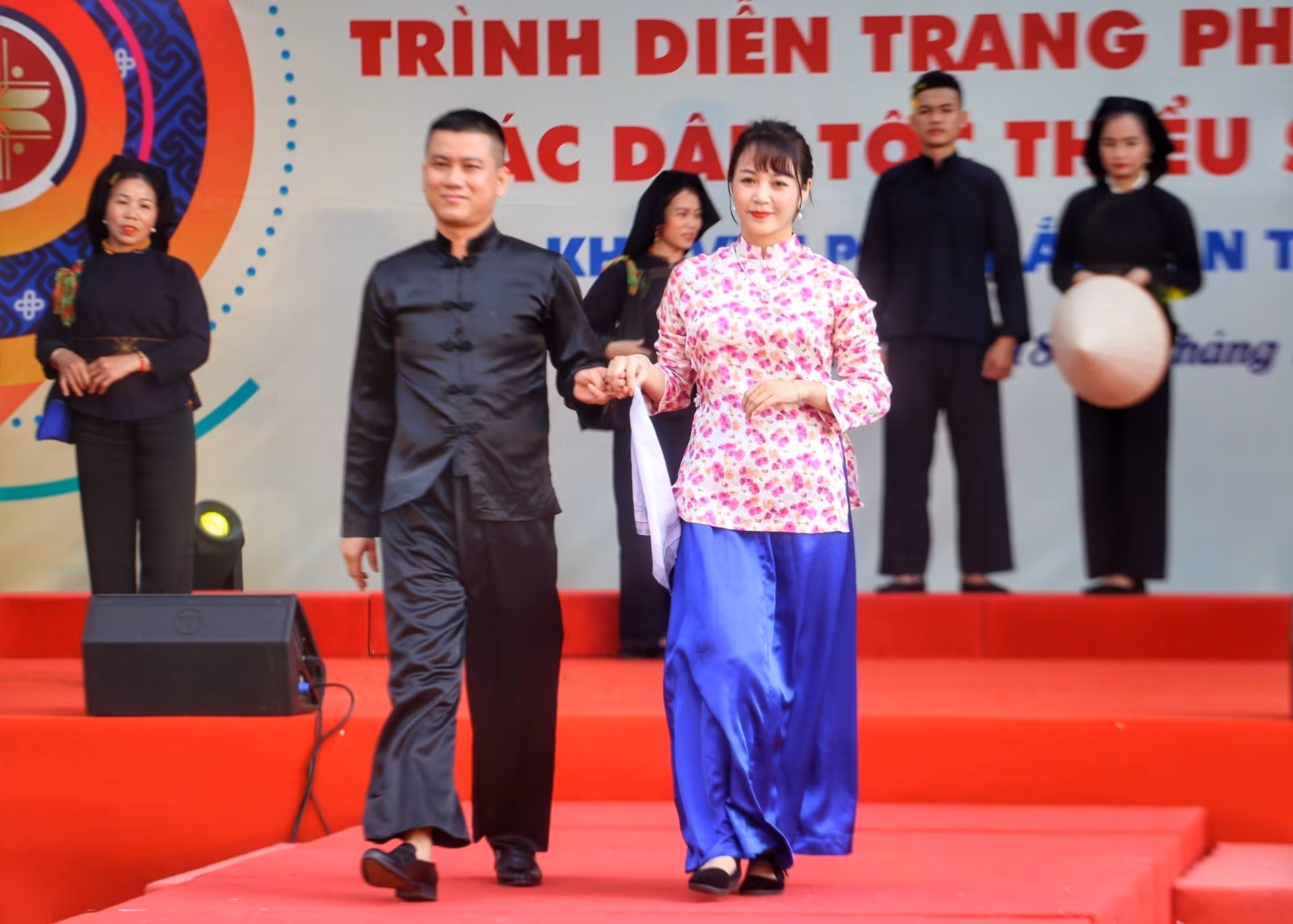 Liên hoan trình diễn trang phục truyền thống các dân tộc thiểu số khu vực phía Bắc lần thứ nhất ảnh 2