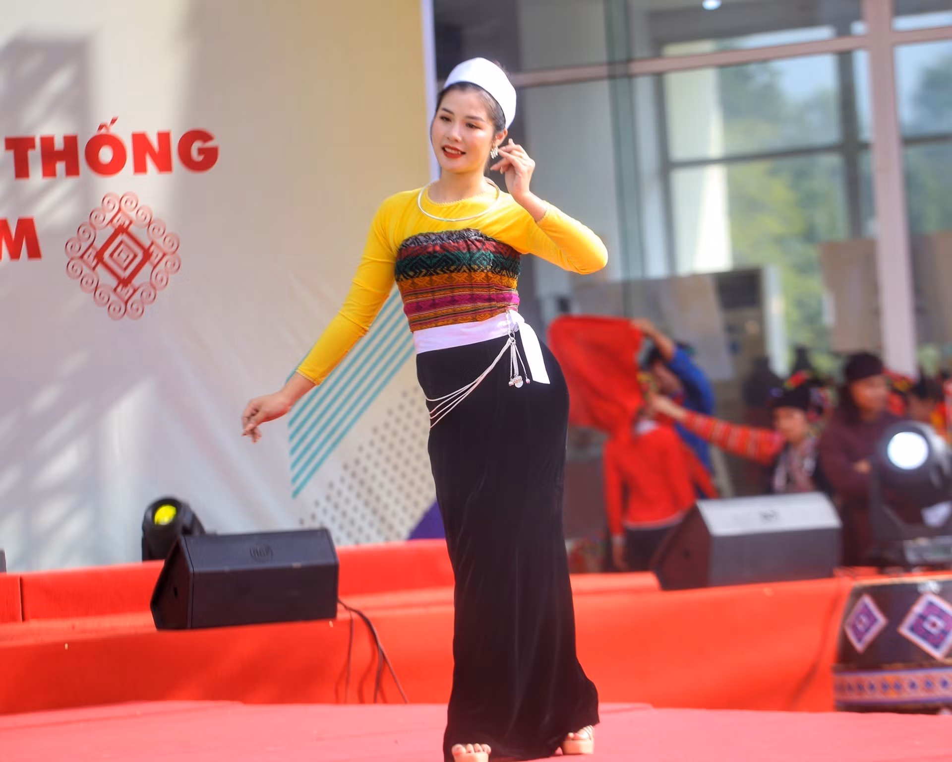Liên hoan trình diễn trang phục truyền thống các dân tộc thiểu số khu vực phía Bắc lần thứ nhất ảnh 7