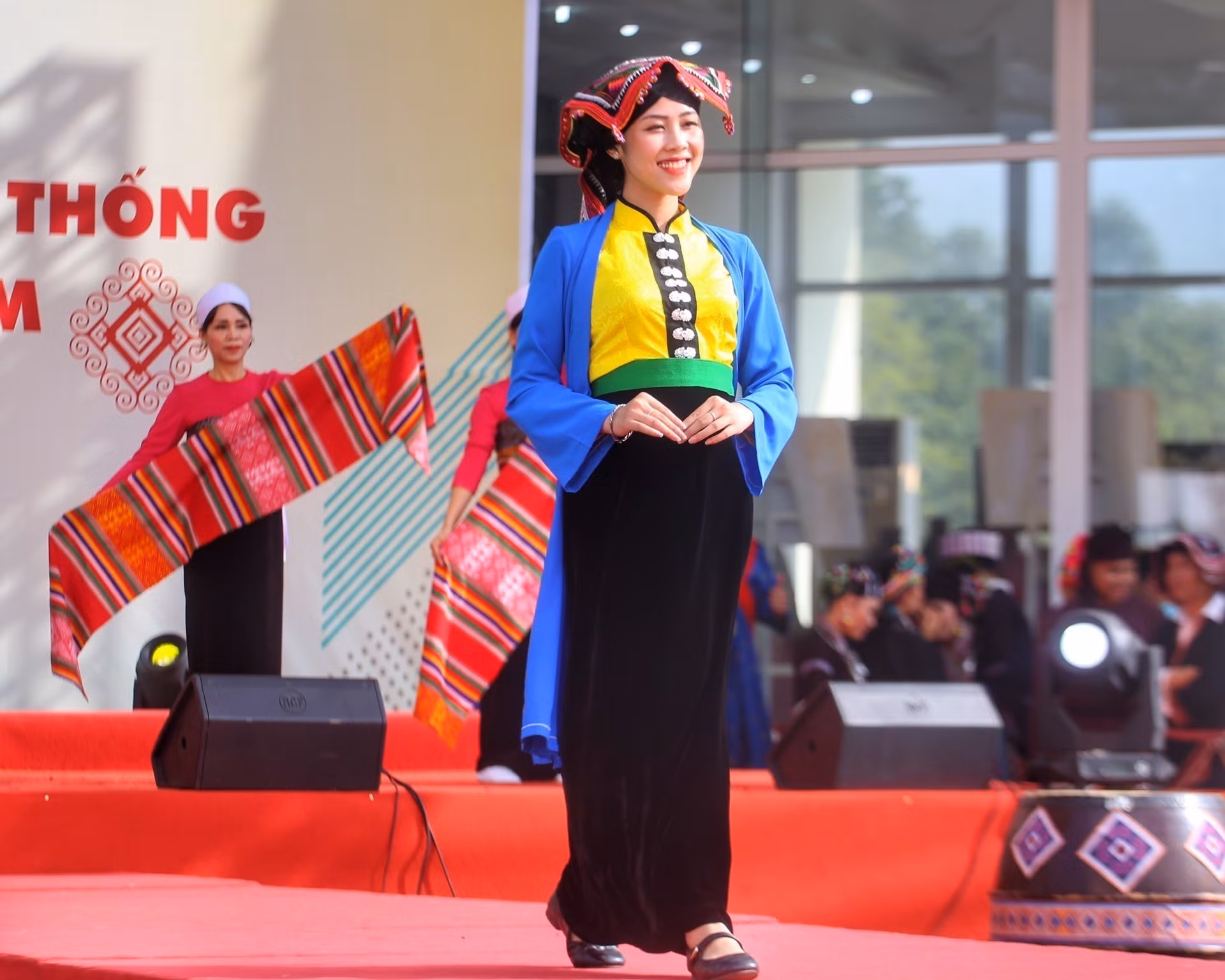Liên hoan trình diễn trang phục truyền thống các dân tộc thiểu số khu vực phía Bắc lần thứ nhất ảnh 6