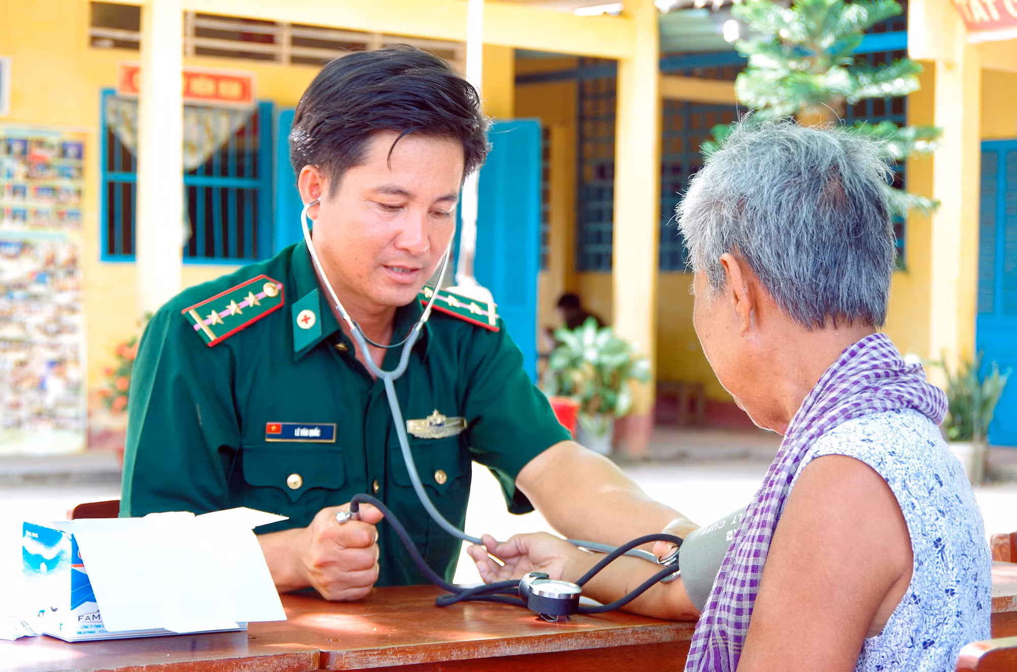 Người thầy thuốc mang quân hàm xanh ảnh 1