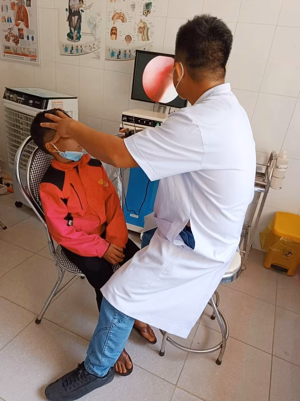 Quảng Bình: Gắp con đỉa dài khoảng 3cm trong mũi bệnh nhi 10 tuổi ảnh 1