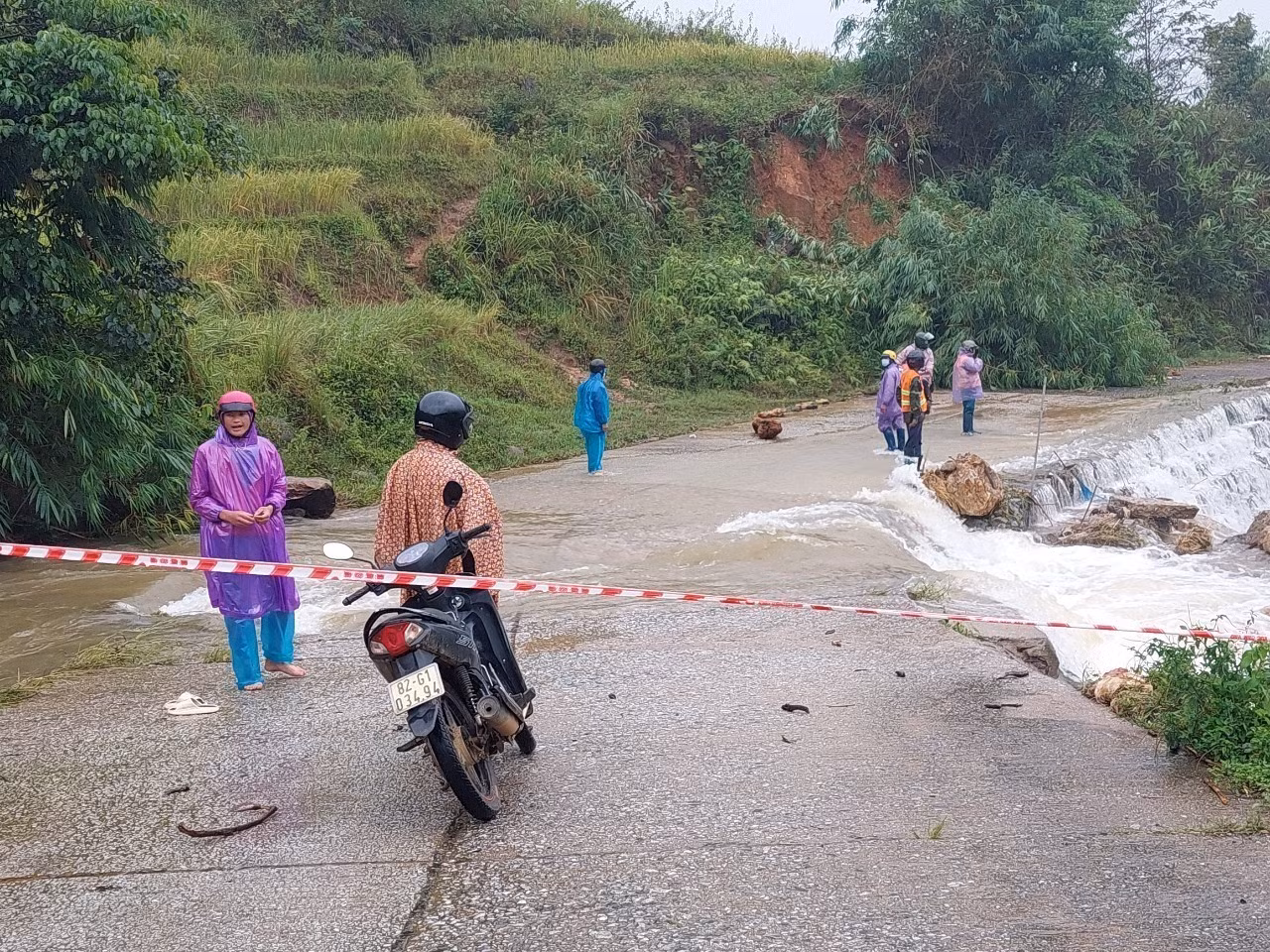 Kon Tum: Khắc phục tình trạng chia cắt, cô lập các xã ở huyện Tu Mơ Rông do sạt lở ảnh 1