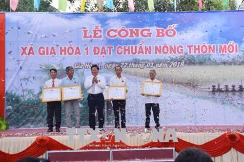 UBND tỉnh Sóc Trăng tặng bằng khen cho cá nhân có thành tích xuất sắc trong thực hiện nhiệm vụ Chương trình mục tiêu Quốc gia về xây dựng nông thôn mới xã Gia Hòa 1. Ảnh: Hoài Thu - TTXVN