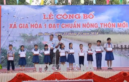 Tặng quà cho học sinh nghèo hiếu học tại buổi lễ. Ảnh: Hoài Thu - TTXVN