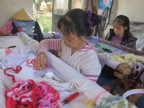 Cơ sở thêu Hoan Tứ – Một trong các cơ sở thêu ở Xuân Nẻo vẫn giữ được nghề truyền thống, tạo việc làm thường xuyên cho khoảng 10 lao động tuổi ngoài 50. Ảnh: Mạnh Minh- TTXVN